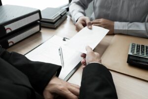 Pracownik otrzymuje podwyżkę w kopercie
