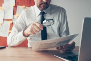 Księgowy sprawdza umowę - karta flexee a przepisy