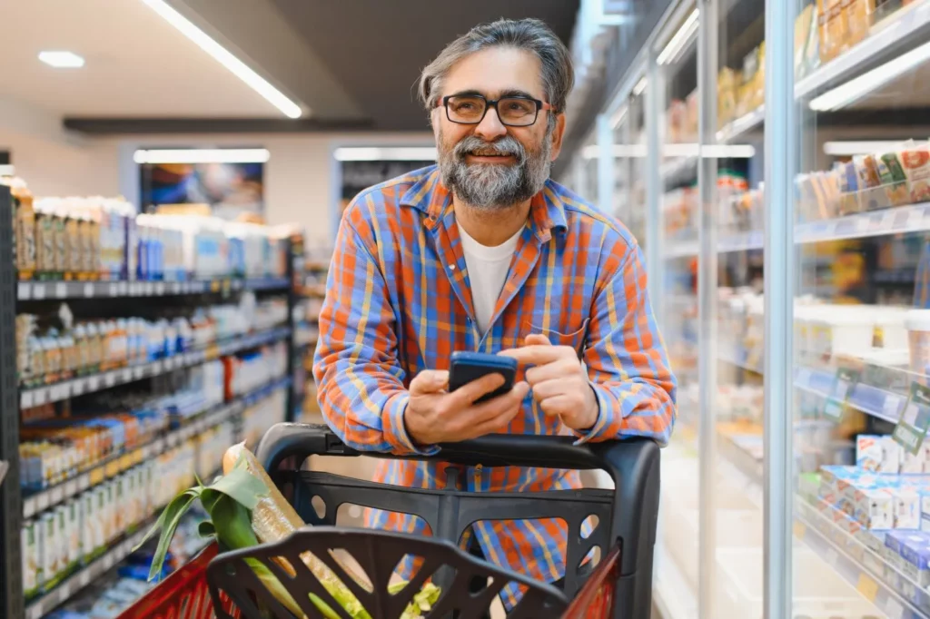 pracownik sprawdza w aplikacji flexee, co może kupić na kartę flexee