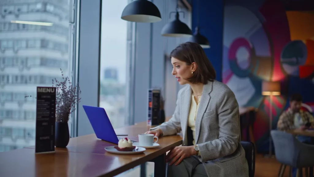 pracownica je posiłek kupiony w kawiarni na kartę flexee