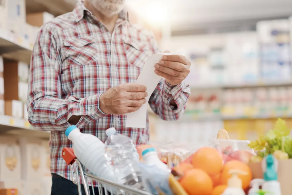 pracownik sprawdza paragon za zakupy kartą żywieniową