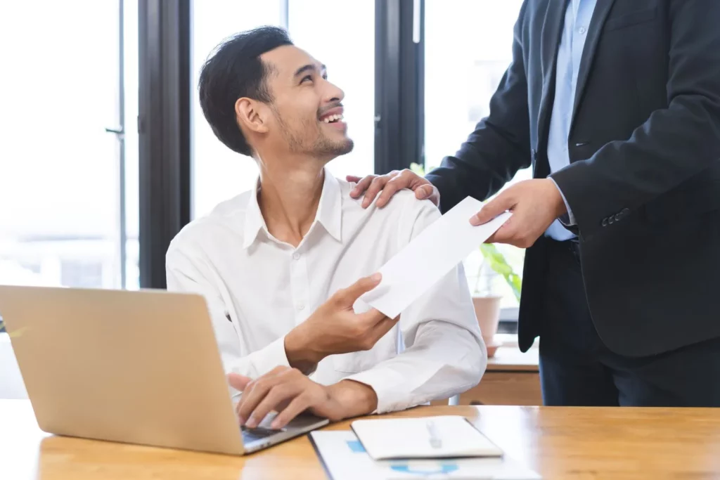 pracownik dostaje premię regulaminową w kopercie