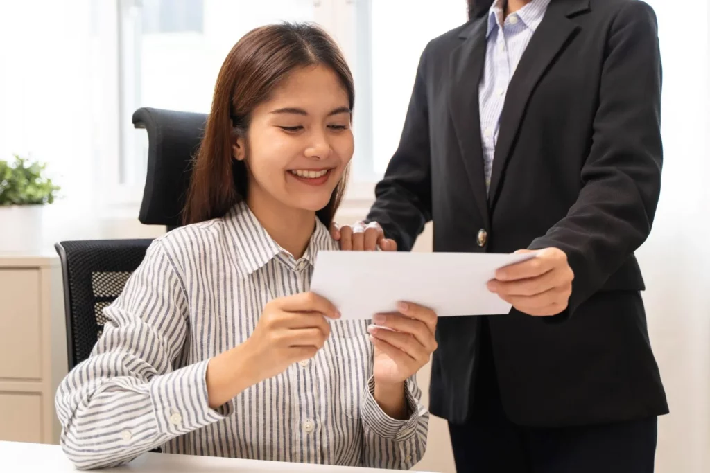 pracownica otrzymuje premię w kopercie